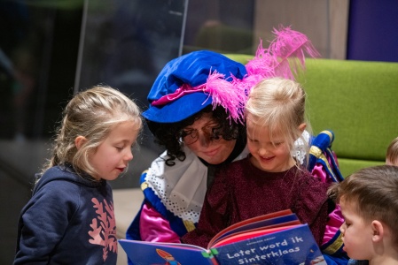 2025-11-23 Sint leest voor-42